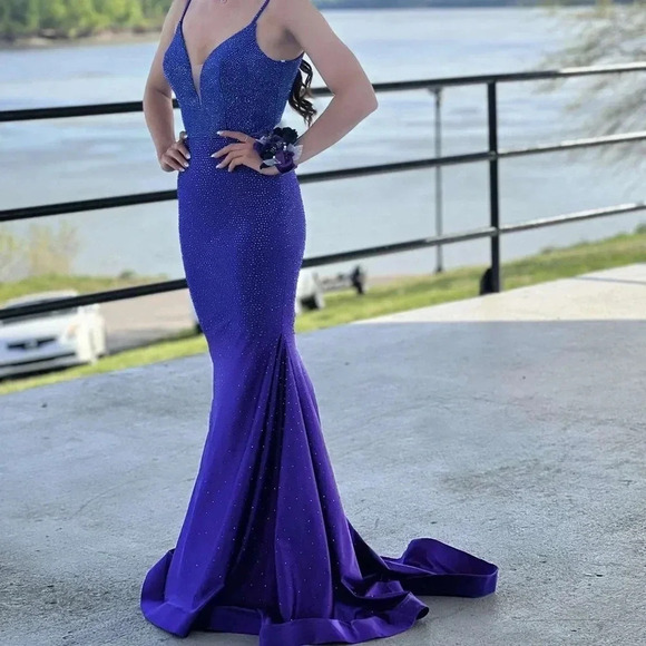 Gorgeous Ellie Wilde Sequin Prom Dress - Picture 1 of 3